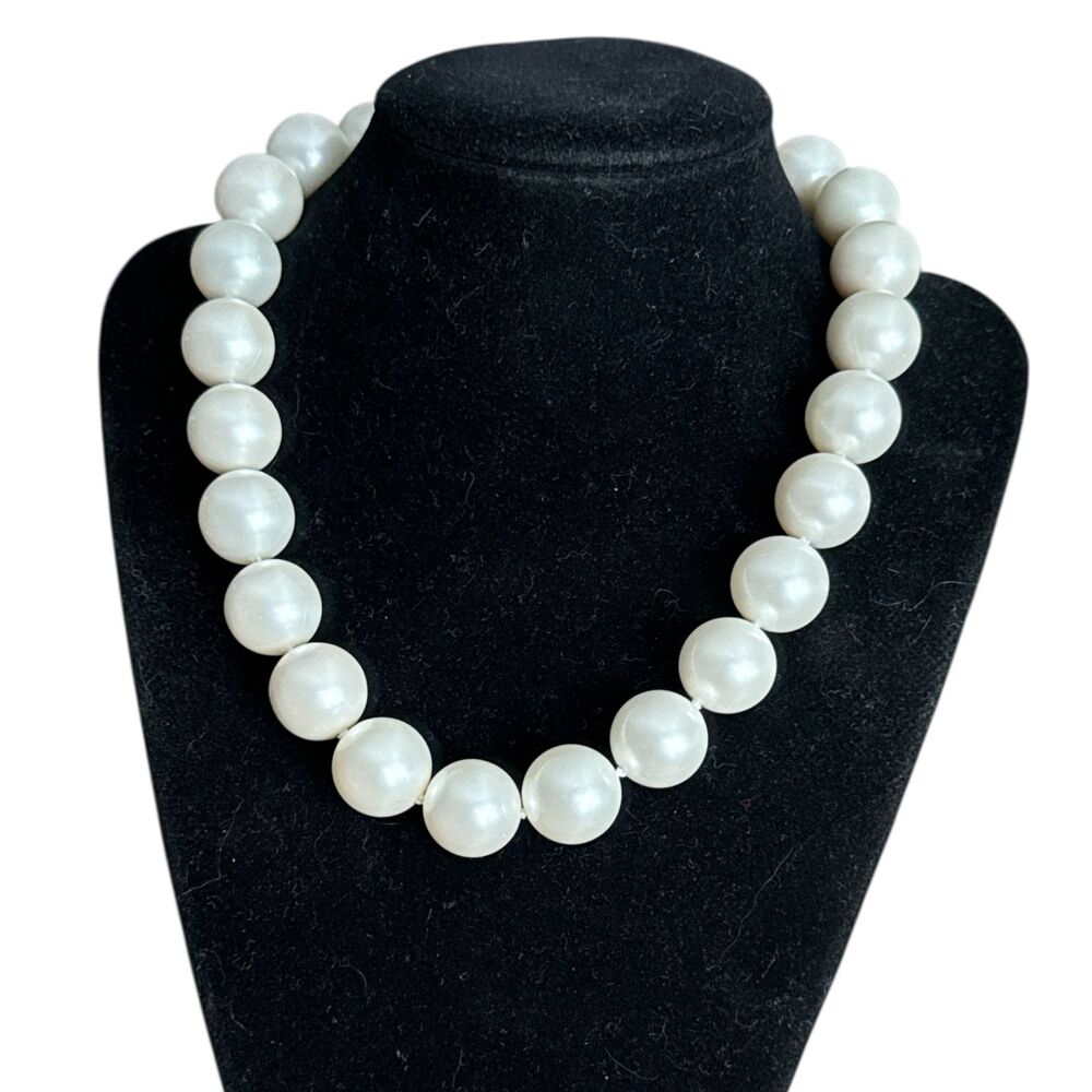 Classic White Faux Pearl Beaded Necklace Chunky Round Beads Silver Clasp